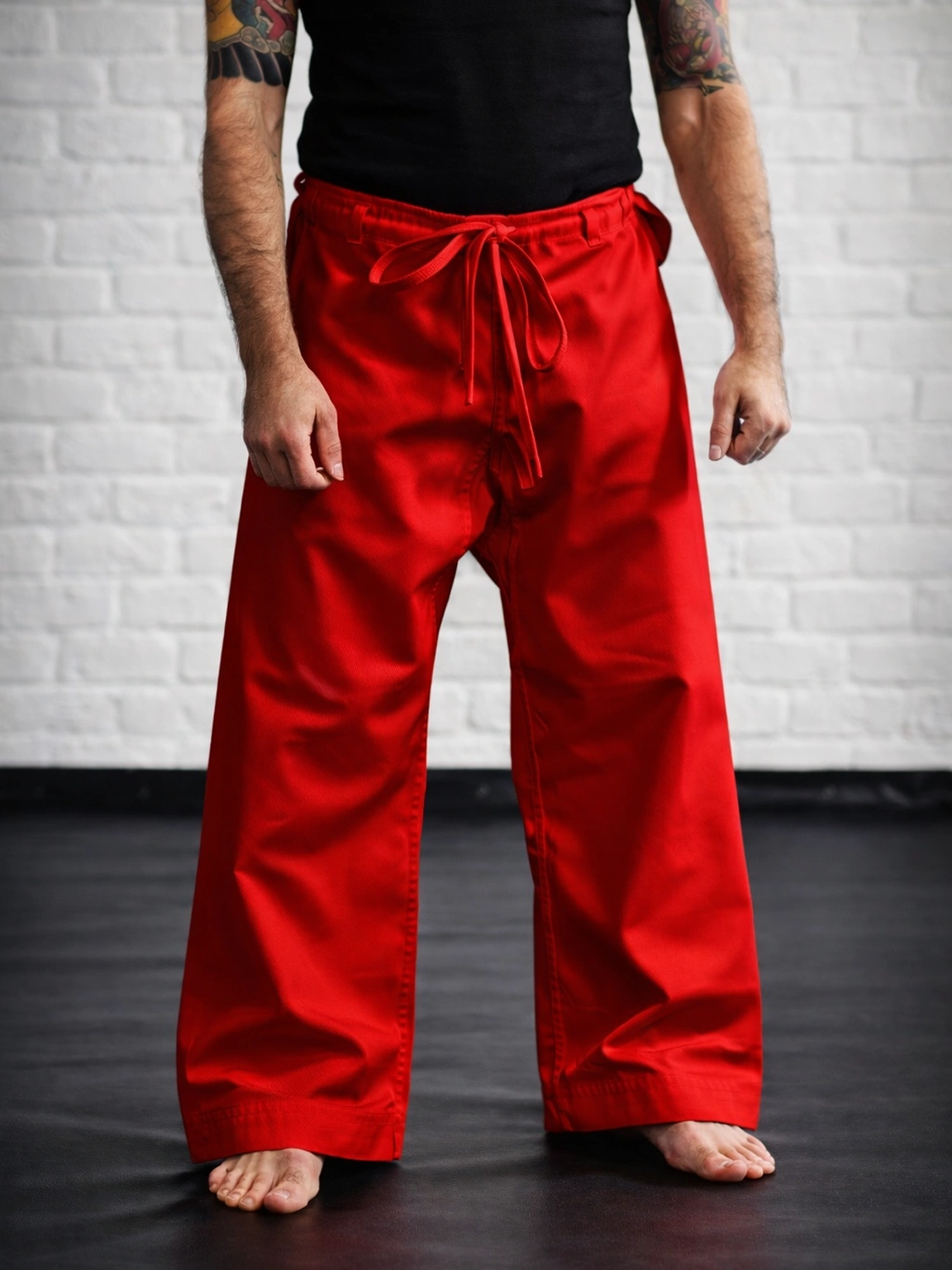 Красные штаны М1 на модели: демонстрация длины и армированных швов для защиты от разрывов