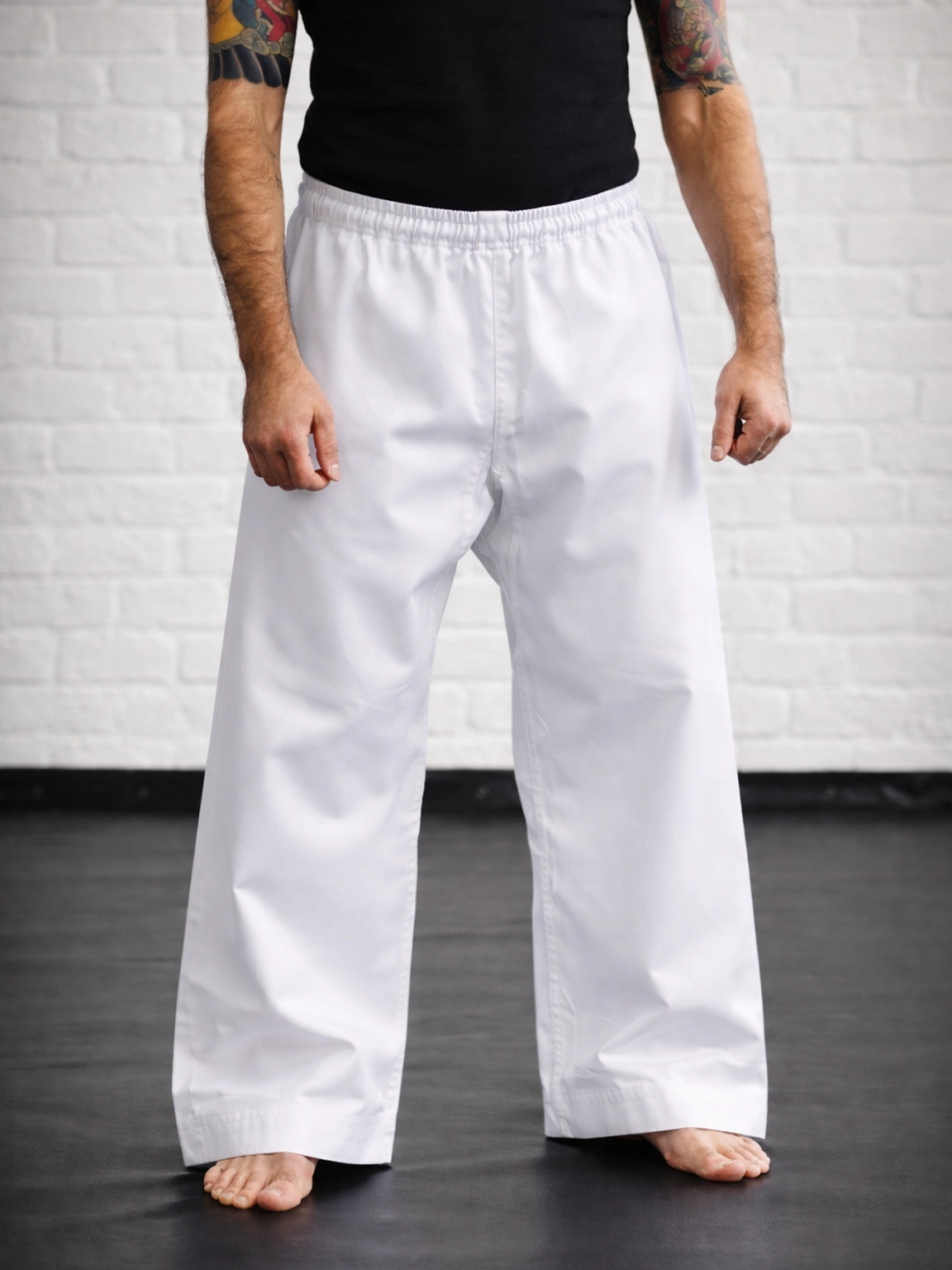 Белые штаны М1 (резинка) на спортсмене: легкий хлопок 280 г/м² для свободы работы ногами