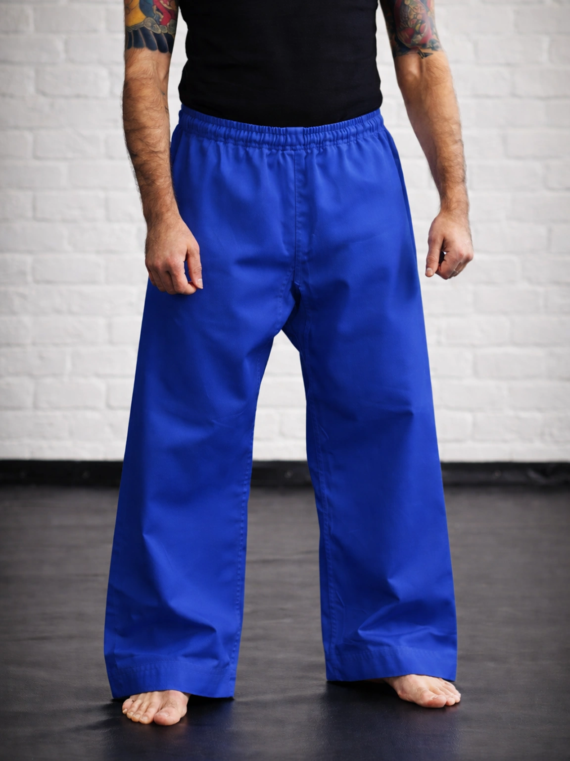 Синие штаны М1 на резинке на модели: современная фиксация и классический силуэт