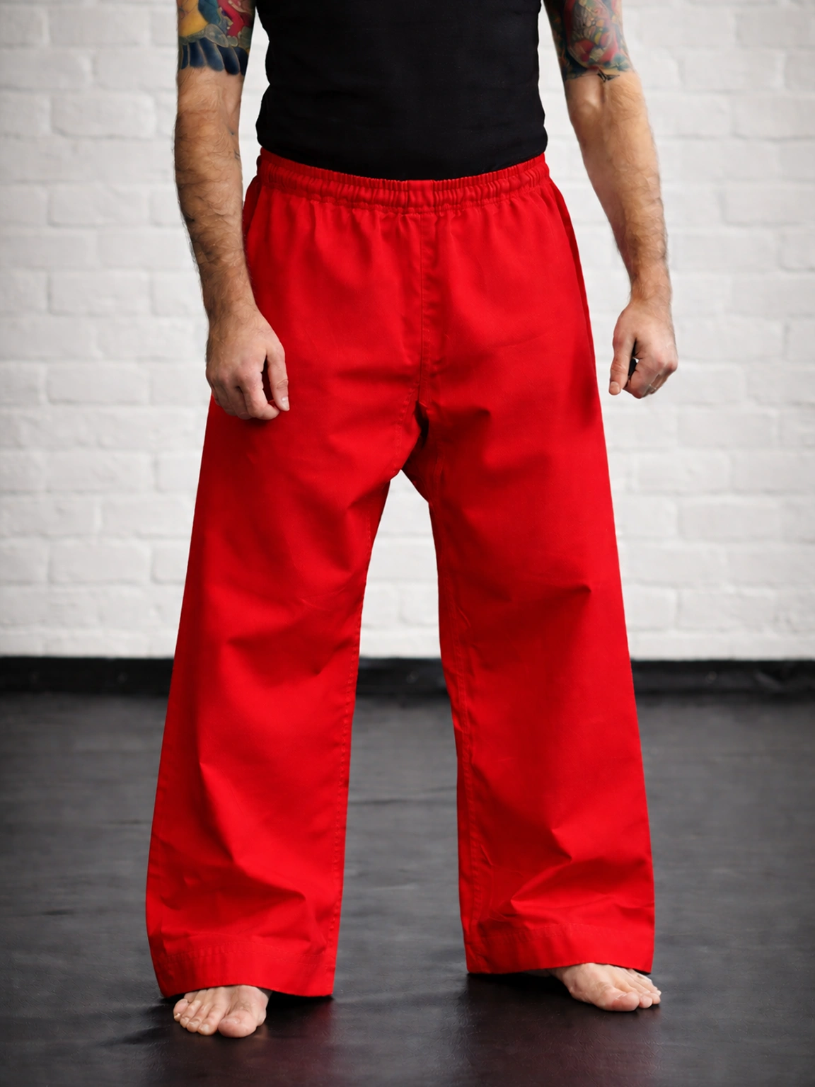 Красная модель М1 на резинке: демонстрация посадки на талии и длины штанин до пола