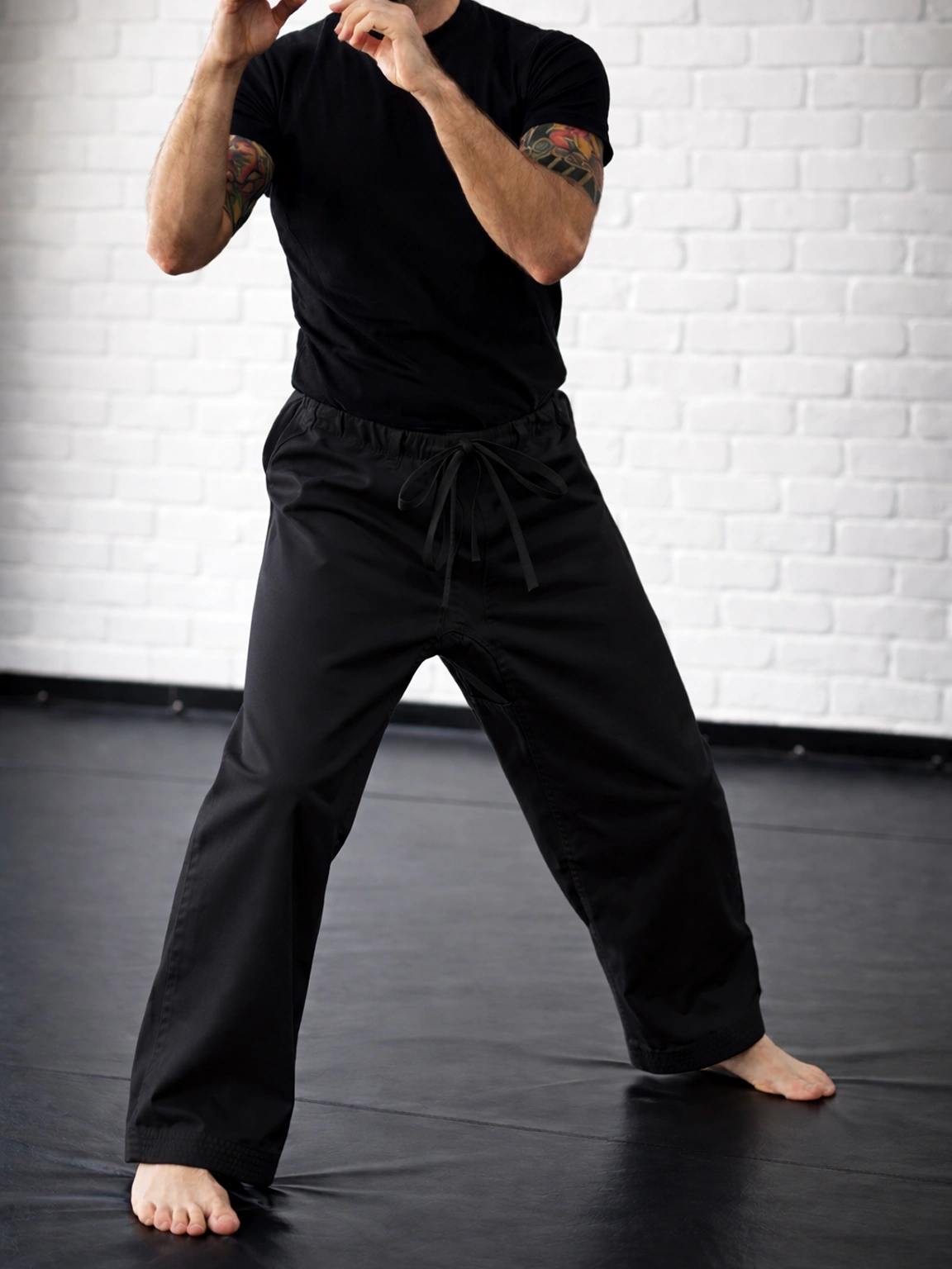 Модель М2 (черная) на завязках на бойце: посадка ниже лодыжки, ручной пошив на мануфактуре в Самаре