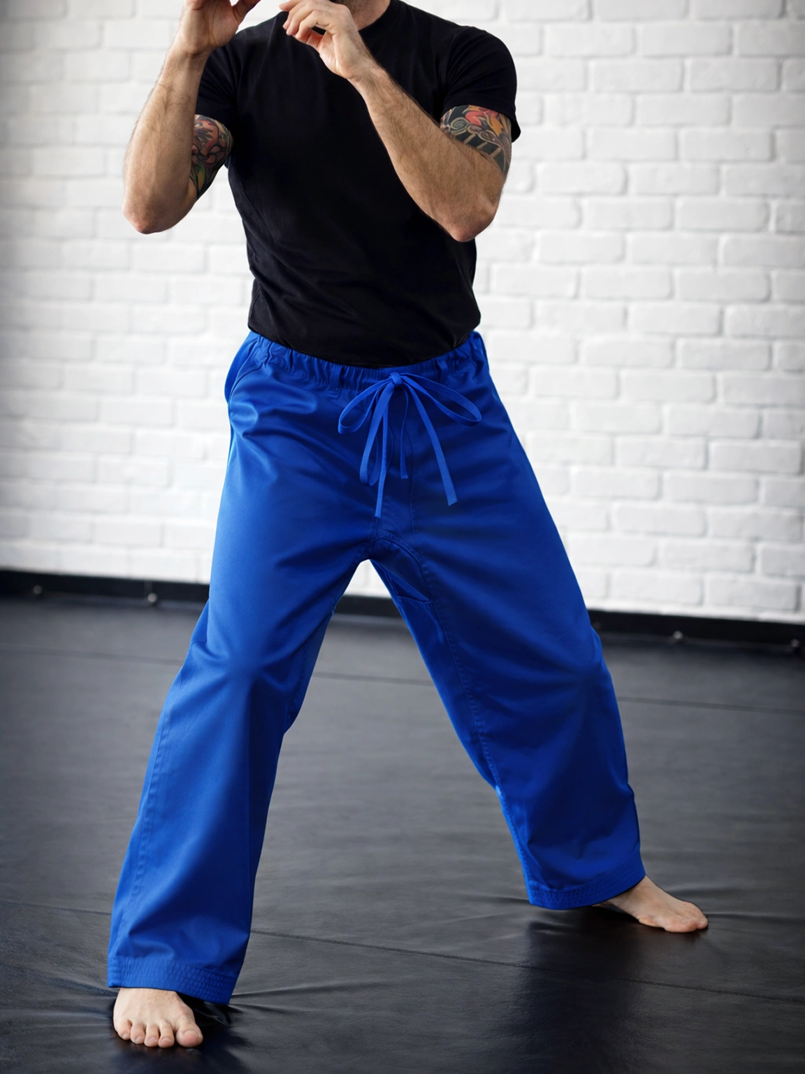 Синие штаны М2 на спортсмене: демонстрация кроя ниже щиколотки и надежной фиксации шнурком