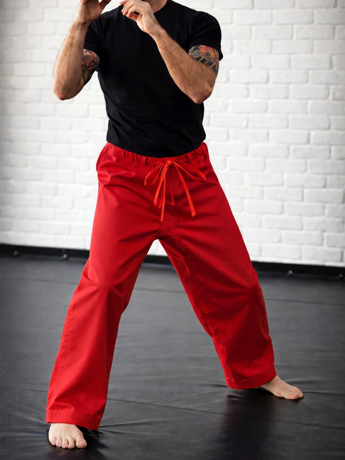 Красная модель М2 на завязках на спортсмене: усиленные швы и контроль дистанции в движении