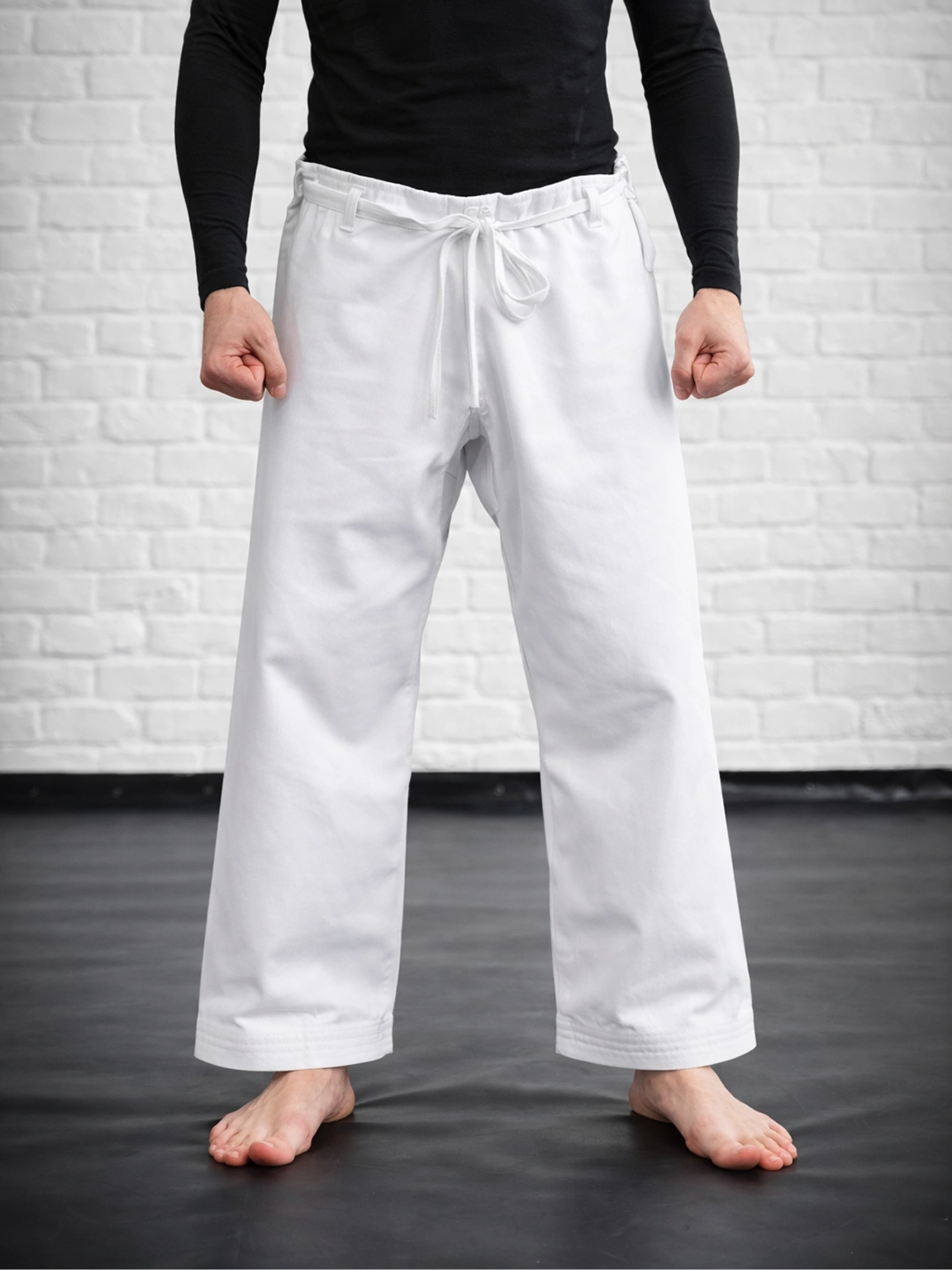 Белые тренировочные штаны М3 на завязках на спортсмене: посадка выше лодыжки для свободы движений и ОФП