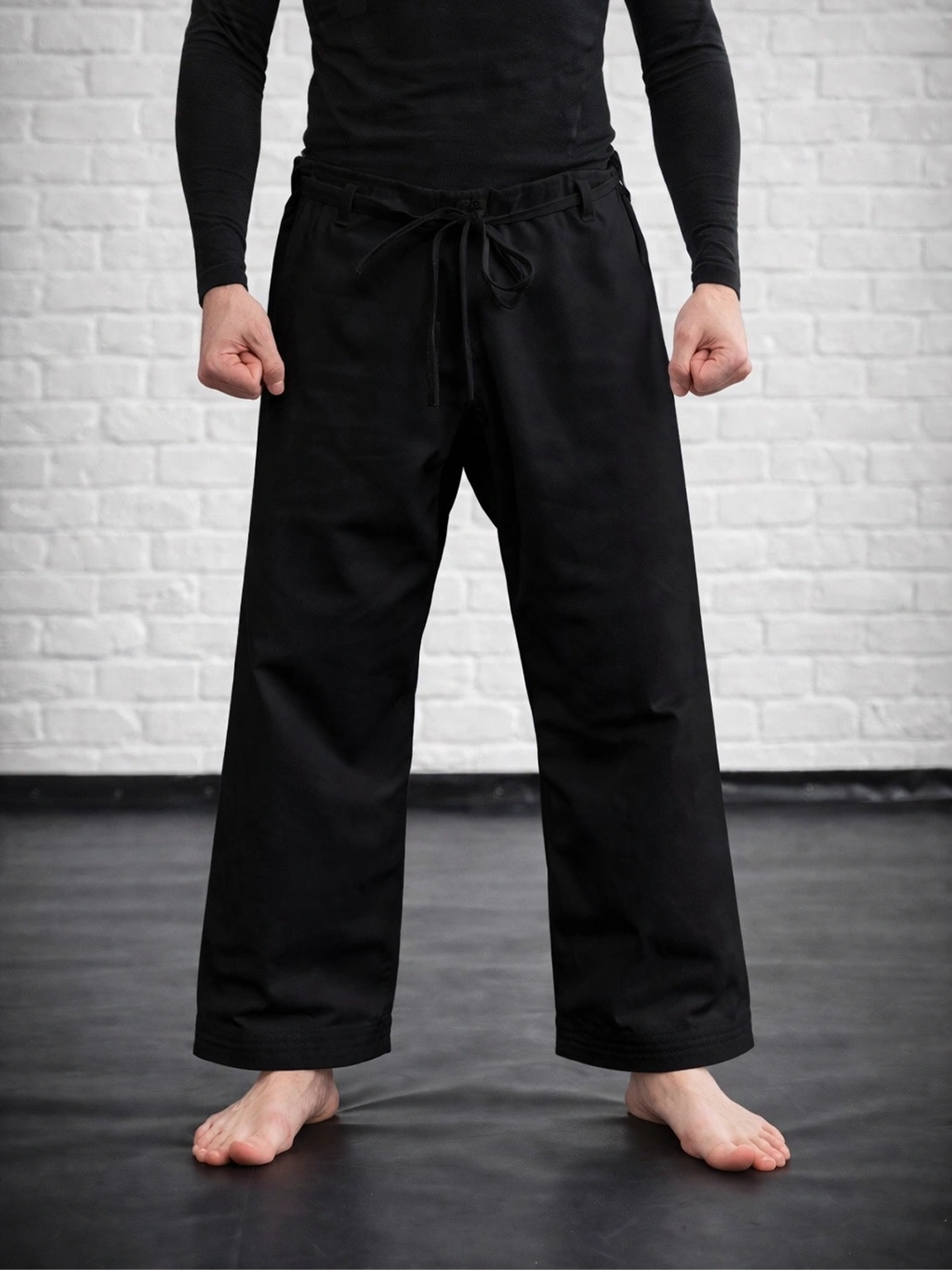 Модель М3 (черная) на завязках на бойце: демонстрация узкого укороченного кроя выше лодыжки