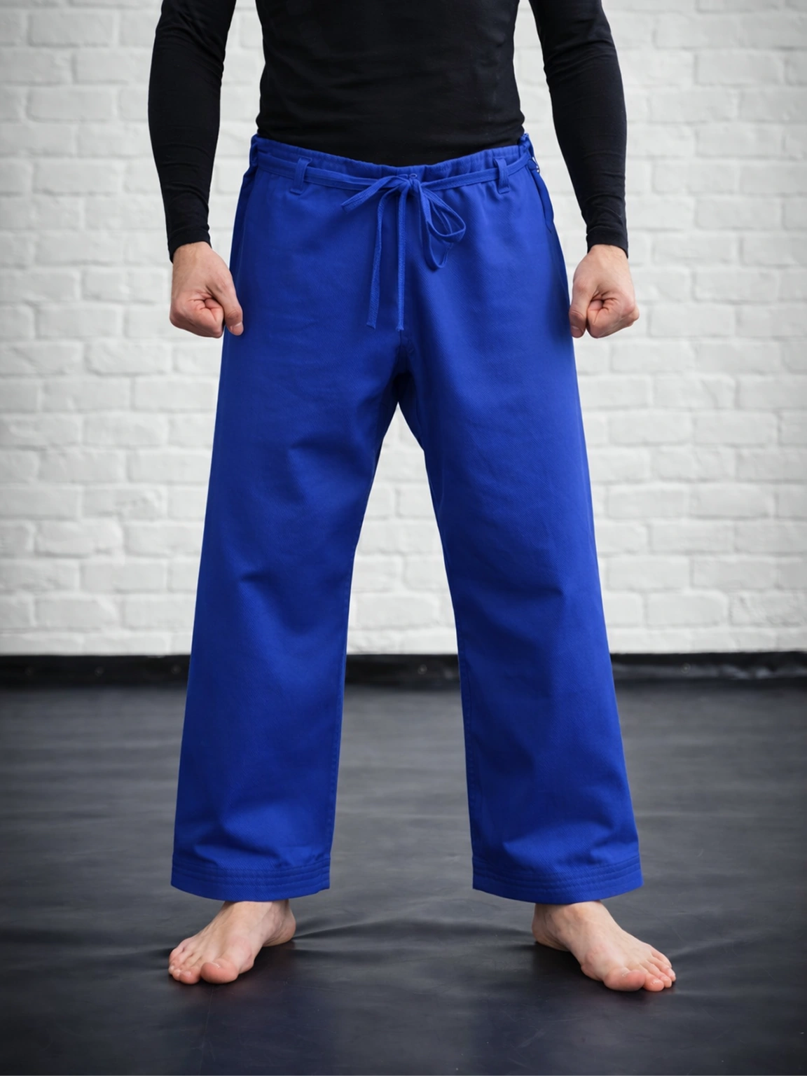 Синие штаны М3 на завязках на модели: тренировочный крой выше лодыжки 