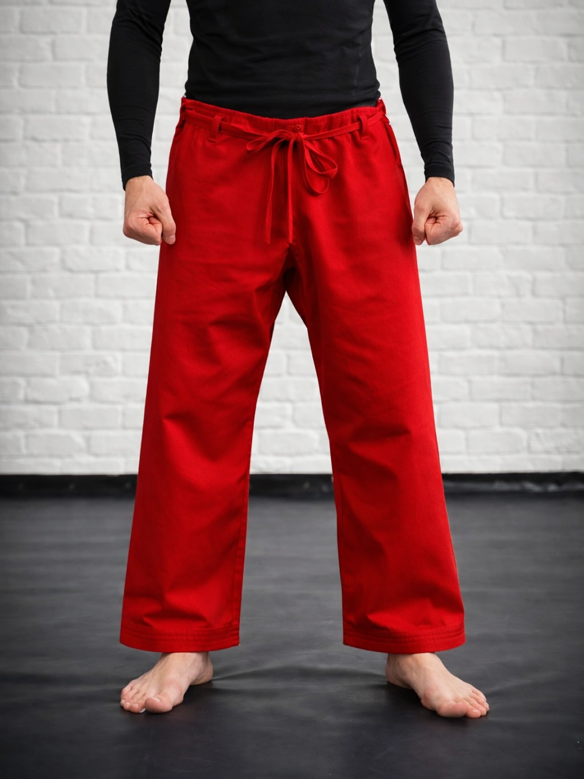 Красная модель М3 на завязках на спортсмене: штаны выше лодыжки для удобства работы по макиварам