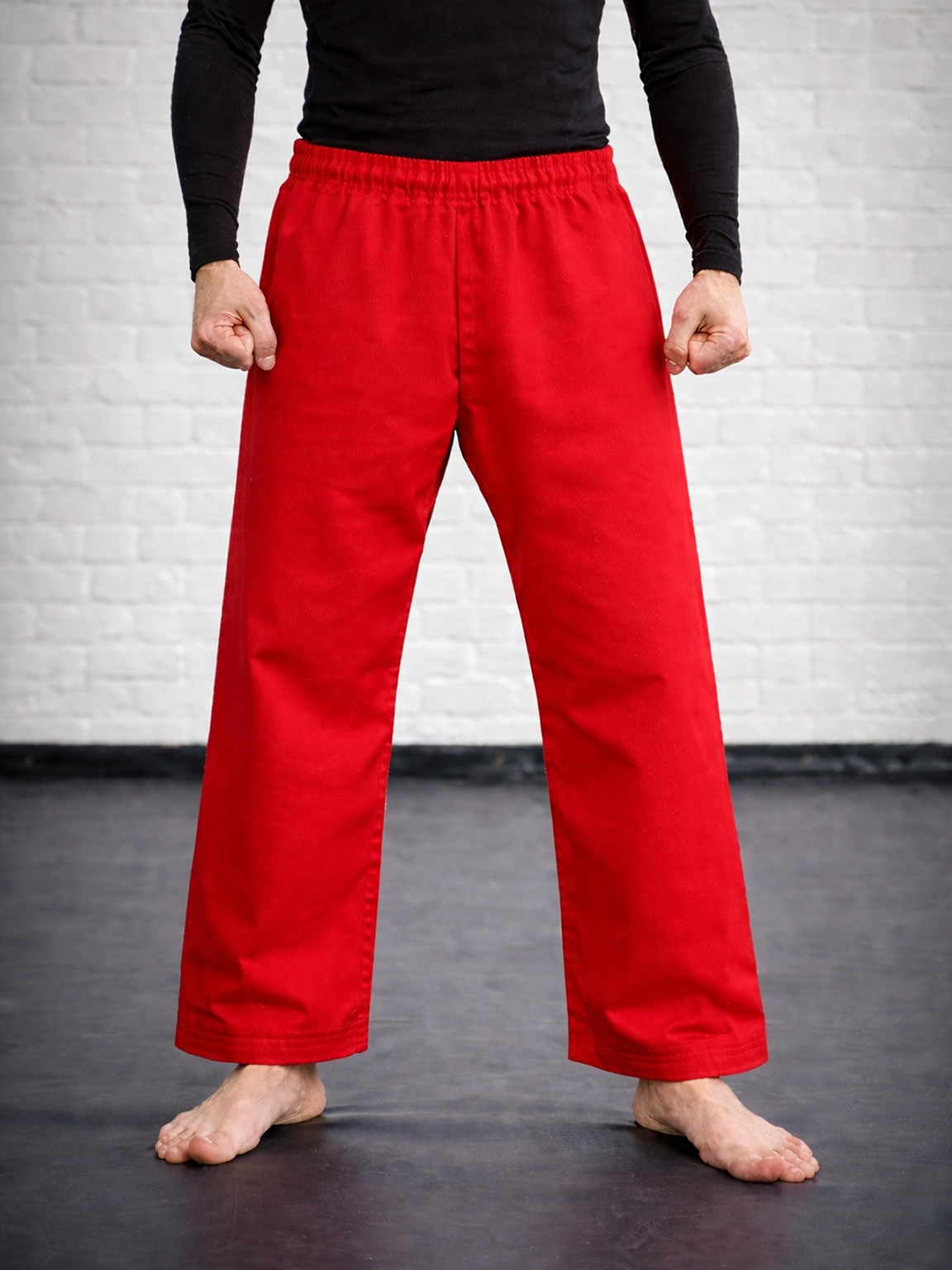 Красные штаны М3 на резинке на спортсмене: демонстрация посадки на талии и длины штанин выше лодыжки