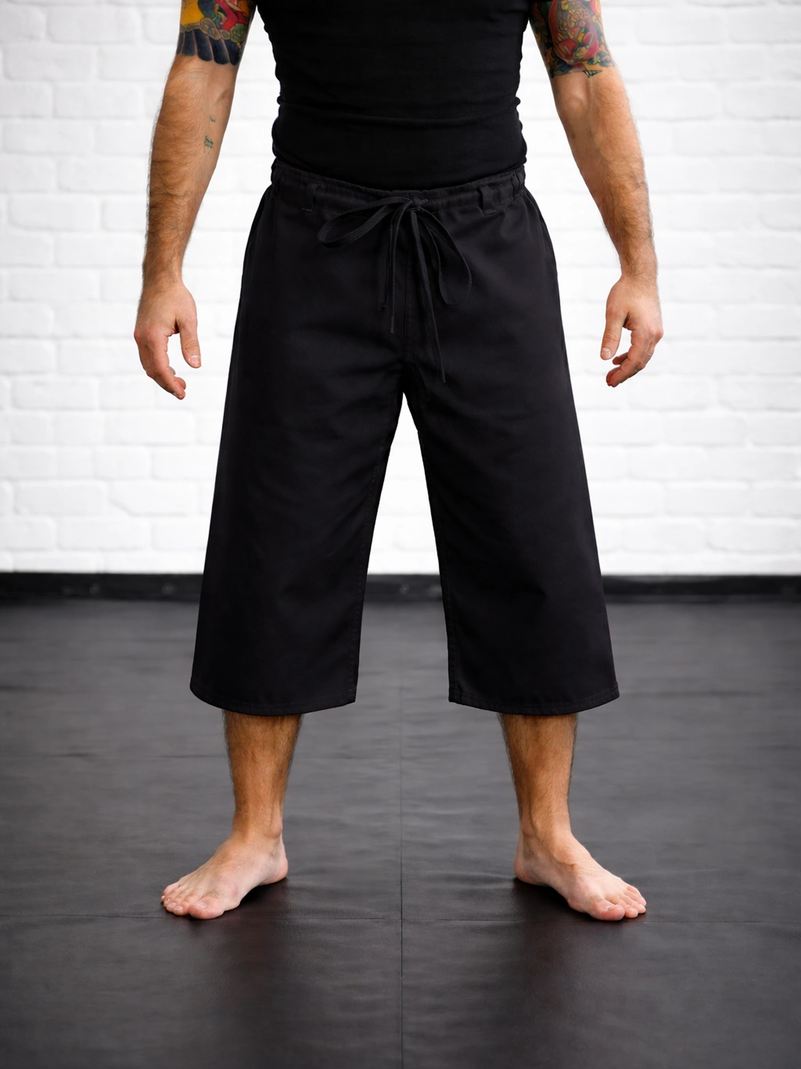 Модель М4 (черная) на завязках на бойце: посадка ниже колена, ручной пошив на мануфактуре KAITOGI