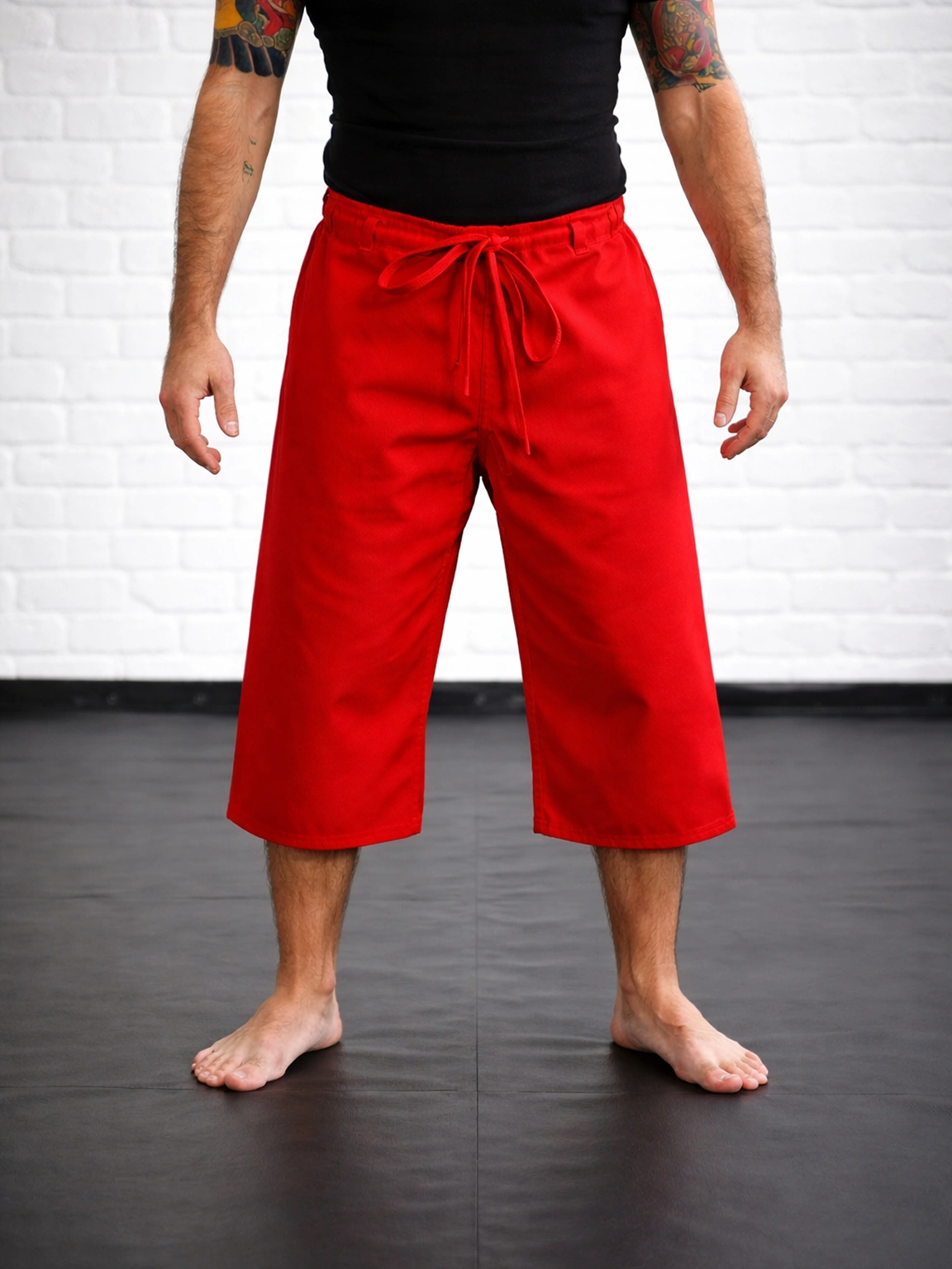 Красная модель М4 на завязках на спортсмене: демонстрация длины ниже колена и авторского ремесла Самары