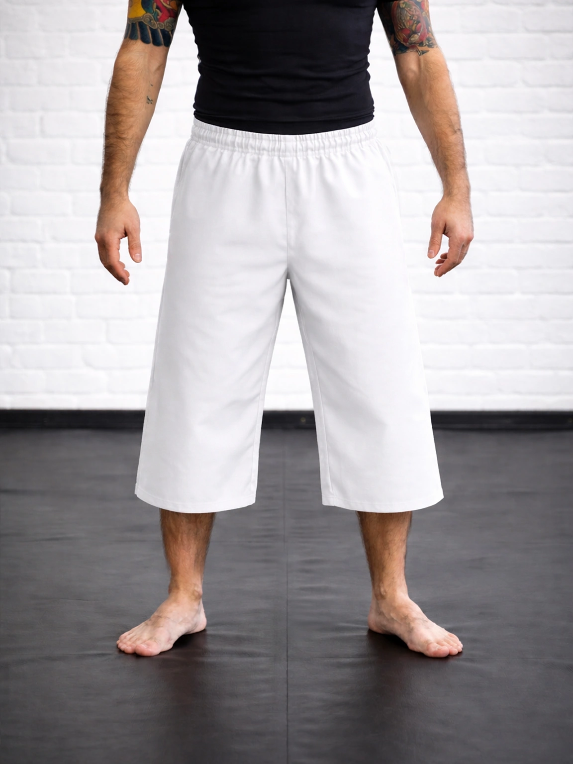 Белые бриджи М4 на резинке на модели: плотная посадка и свобода движений ниже колена