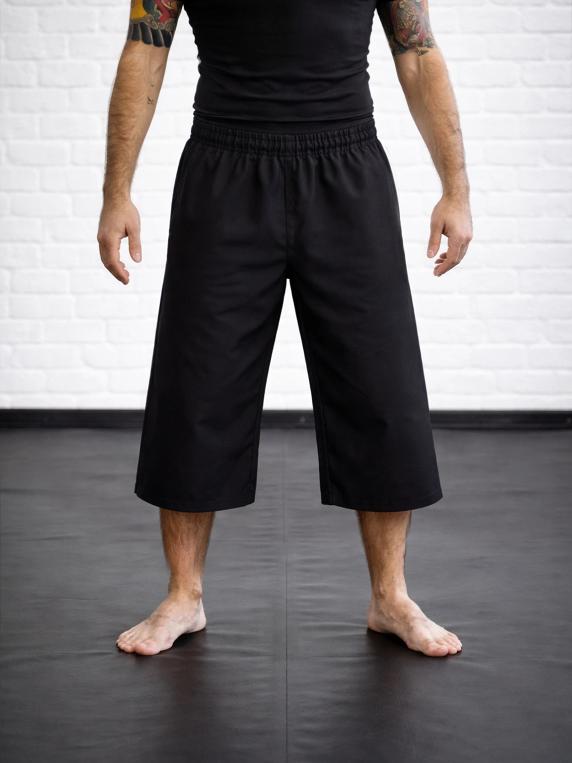 Черные бриджи на резинке М4 на бойце: современная фиксация и укороченный крой ниже колена