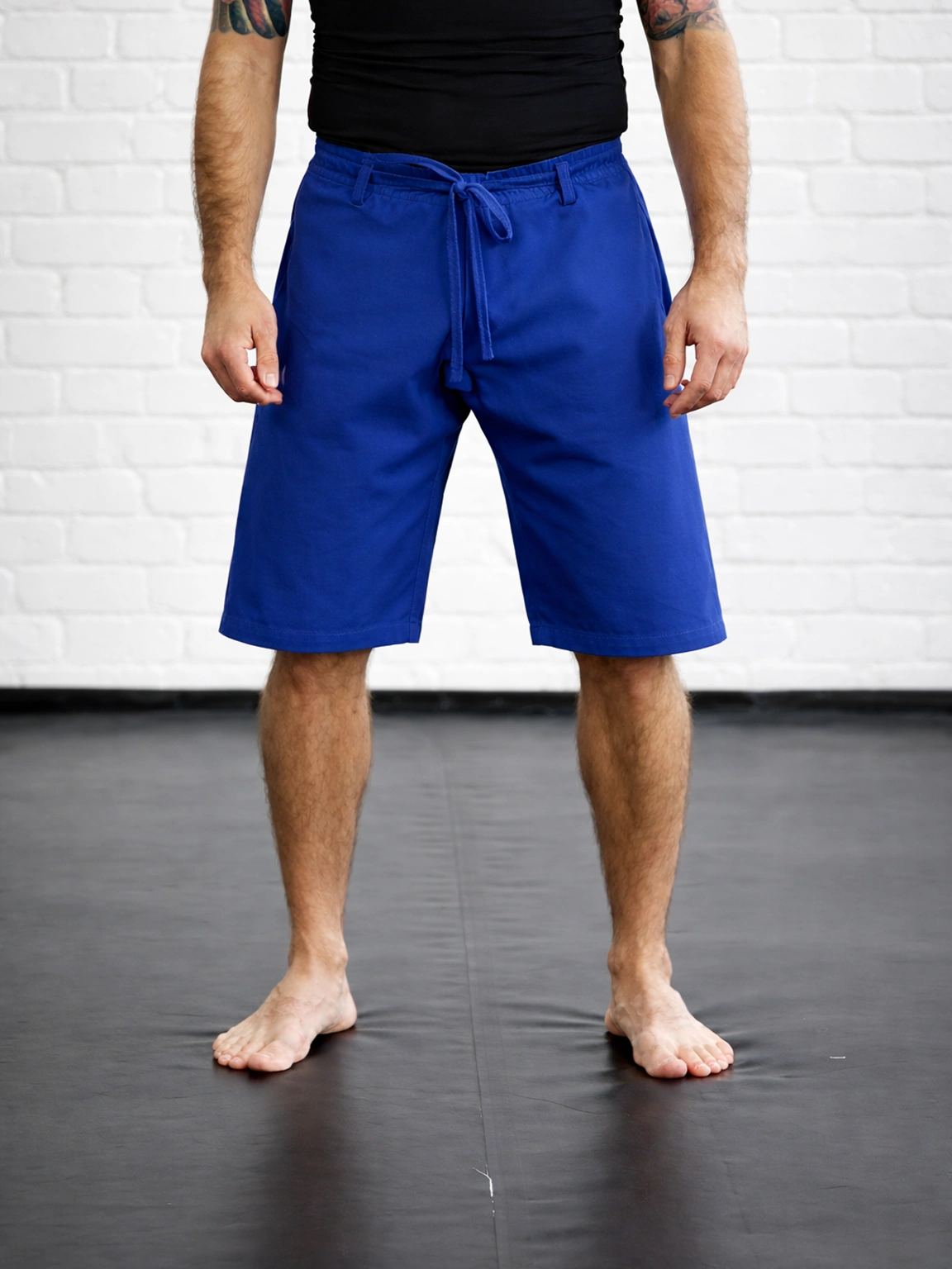 Синие шорты М5 на спортсмене: демонстрация укороченного кроя по колено для активной работы ногами