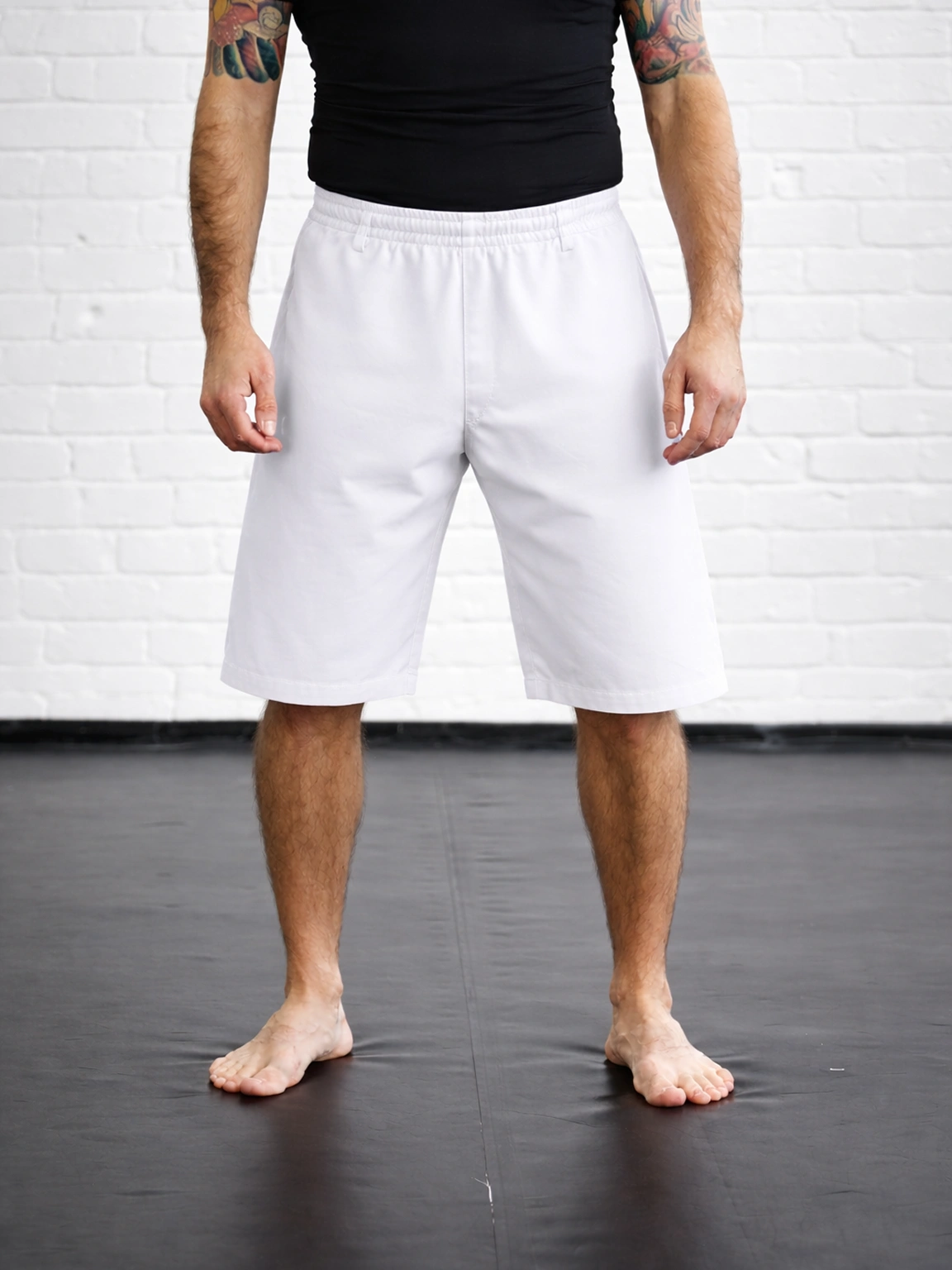 Белые тренировочные шорты М5 на резинке на модели: идеальный баланс прочности и легкости хлопка