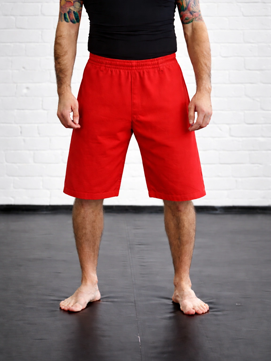 Красные шорты М5 на резинке на бойце: демонстрация посадки на талии и длины штанин до колена