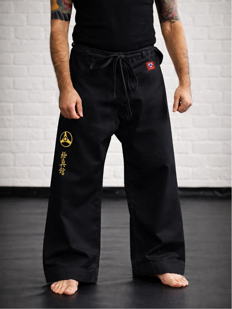 Черная модель М1 Кёкусин-кан на бойце: прецизионная посадка и статусная вышивка федерации