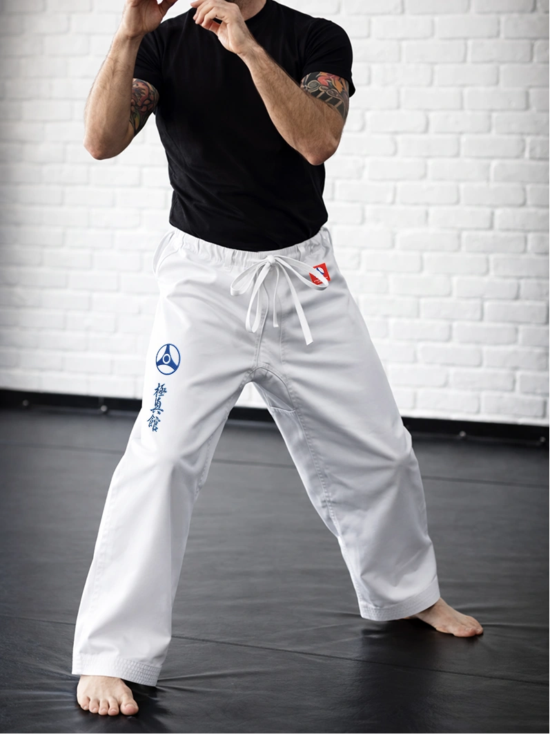 Модель М2 КАН (белая) на завязках на спортсмене: традиционная посадка и вышивка иероглифа