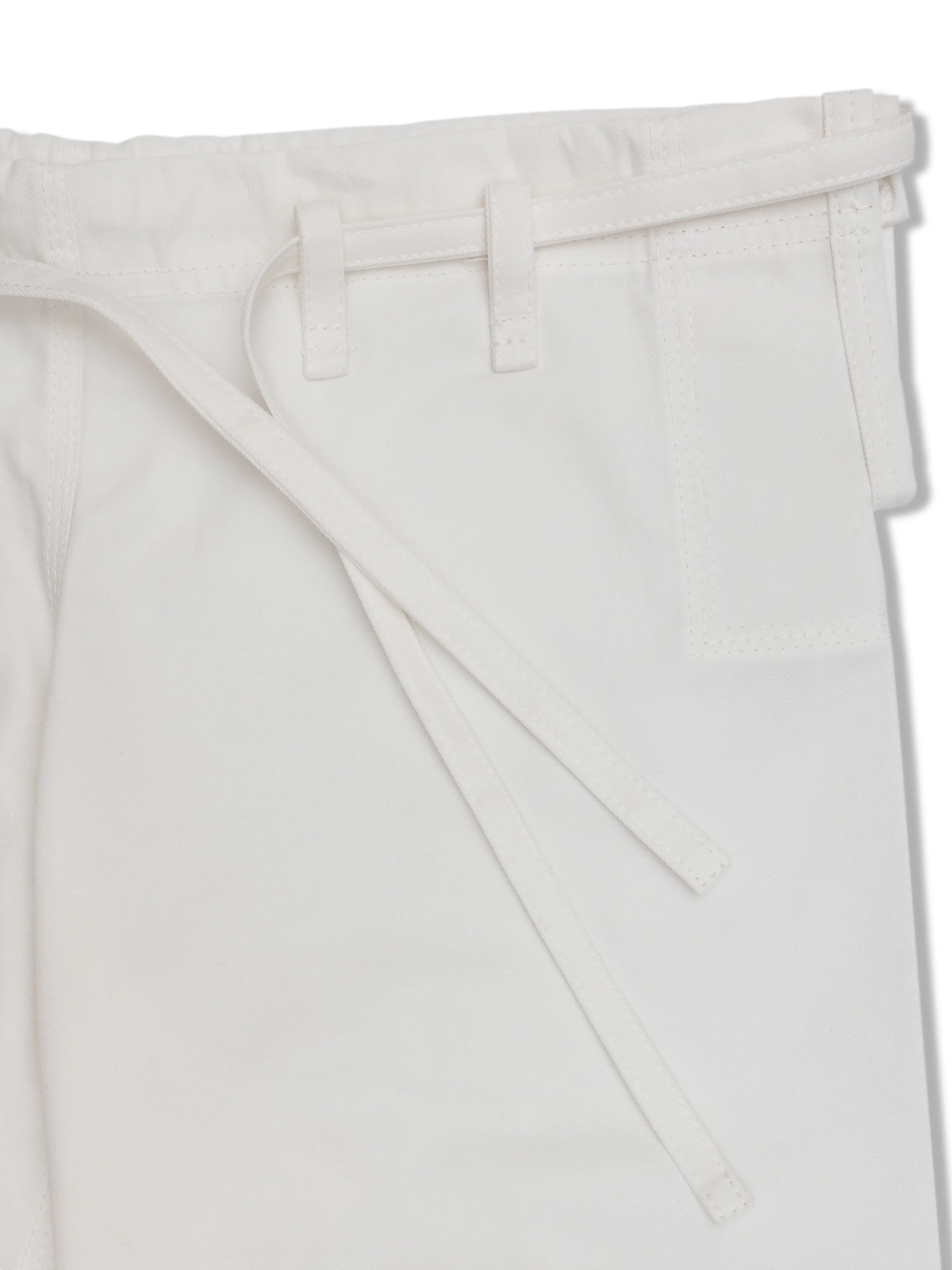 Общая детализация завязок на белых штанах для карате KAITOGI: традиционная фиксация и прочные хлопковые шнурки