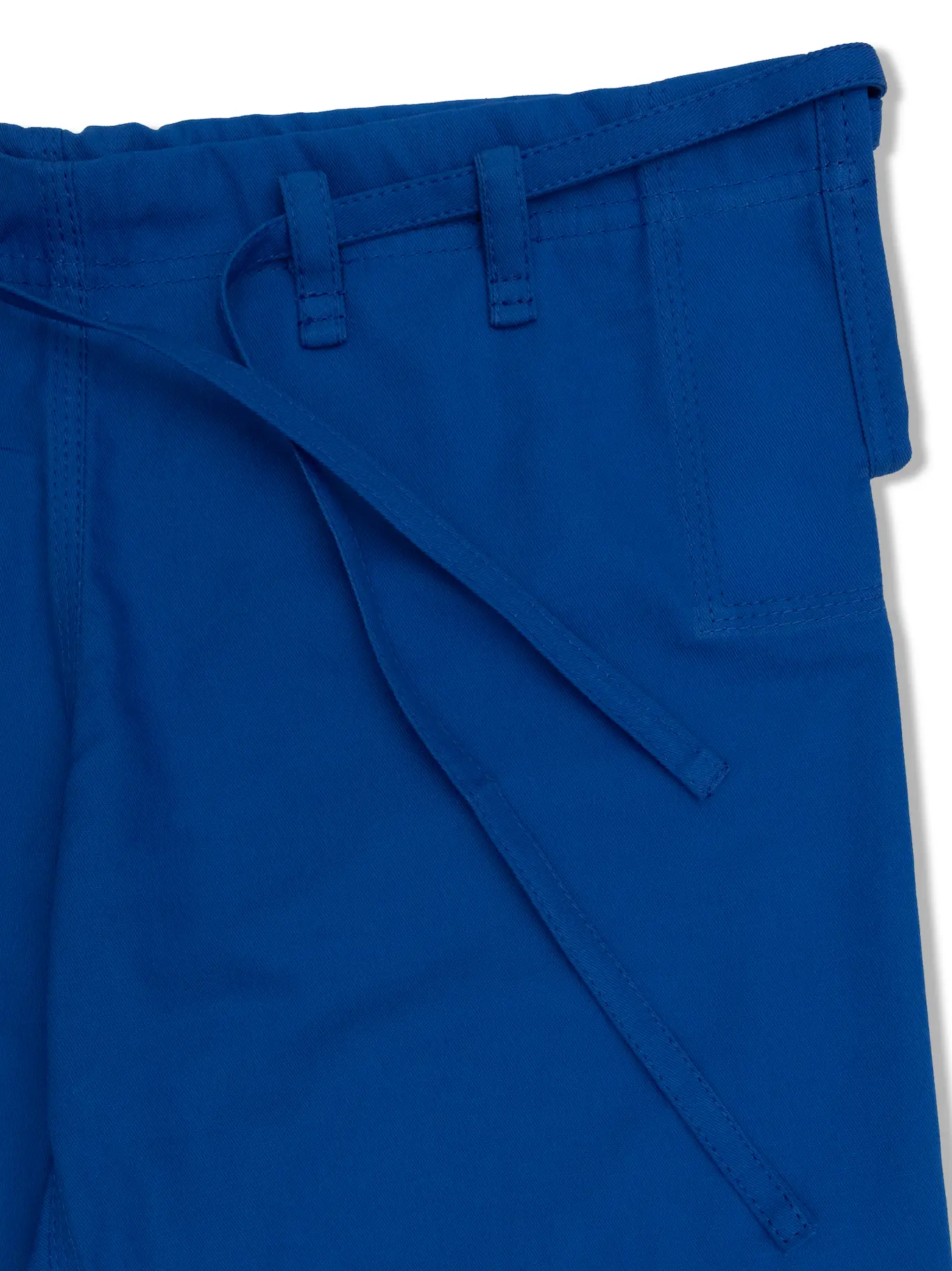 Детализация завязок синих штанов для единоборств: ручной пошив и контроль качества на мануфактуре в Самаре