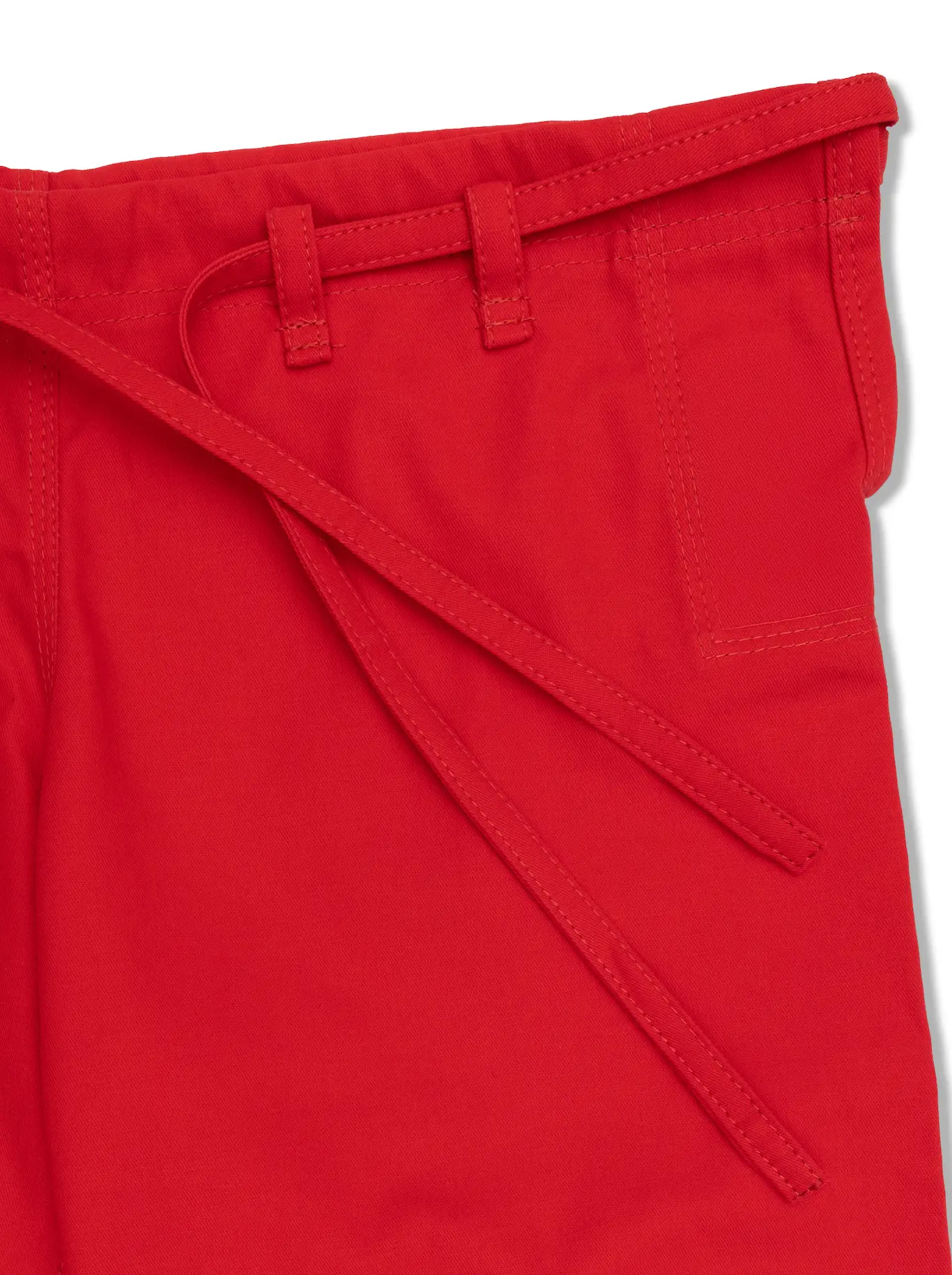 Узел завязок на красных штанах для карате: яркий дизайн и профессиональная армированная нить