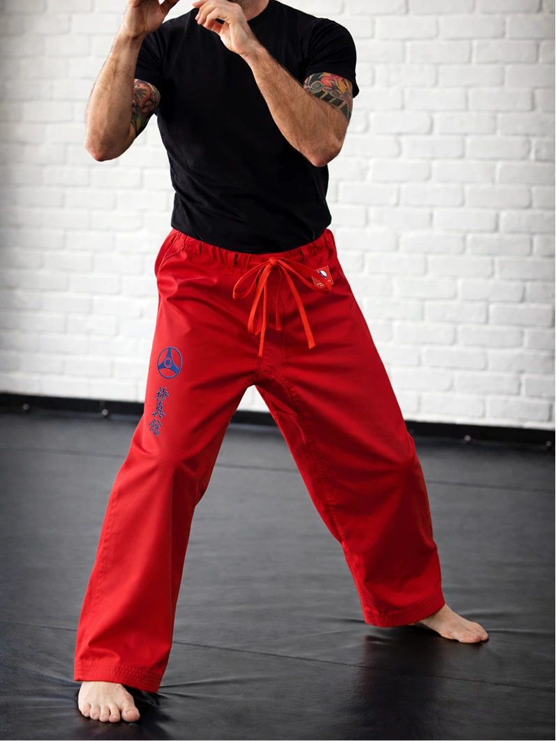 Красные штаны М2 КАН на завязках на модели: демонстрация кроя ниже лодыжки и качества японской вышивки