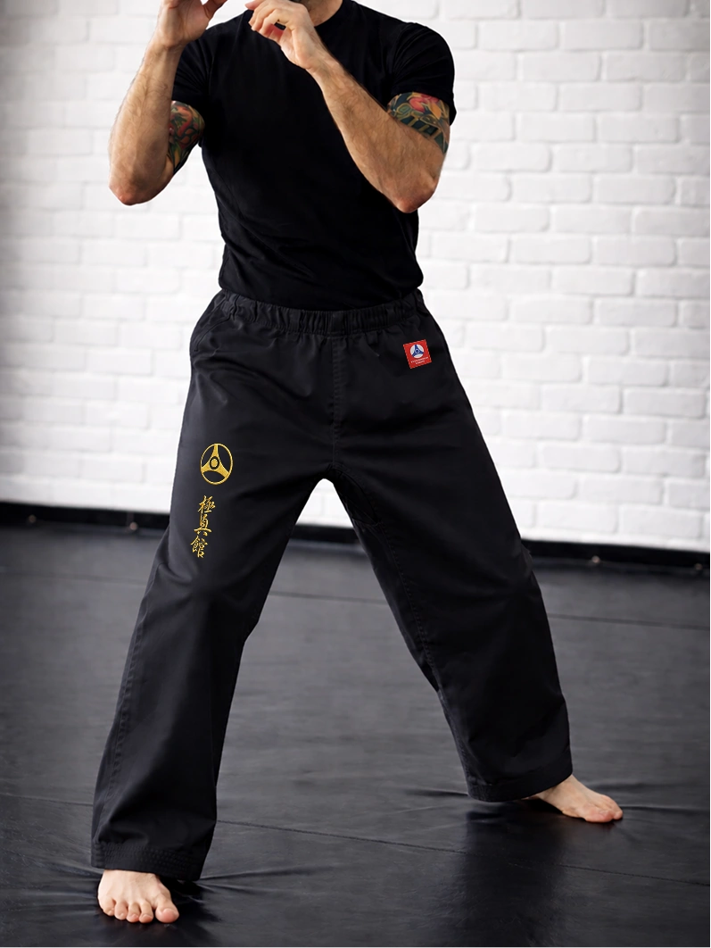 Черная модель М2 КАН на резинке на бойце: плотная посадка на талии и свобода движений ниже лодыжки