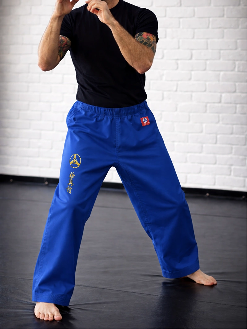 Синяя соревновательная модель М2 КАН на резинке на спортсмене: прецизионное уважение к стандартам федерации