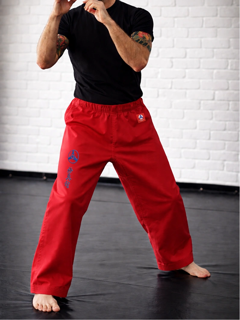 Красные штаны М2 КАН на резинке на модели: демонстрация фиксации пояса и длины штанин ниже лодыжки