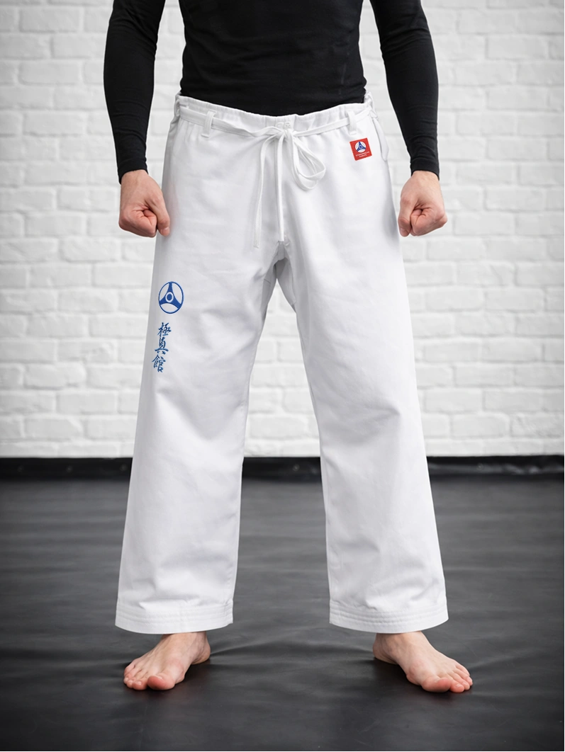 Модель М3 КАН (белая) на завязках на спортсмене: укороченный узкий крой и традиционная вышивка