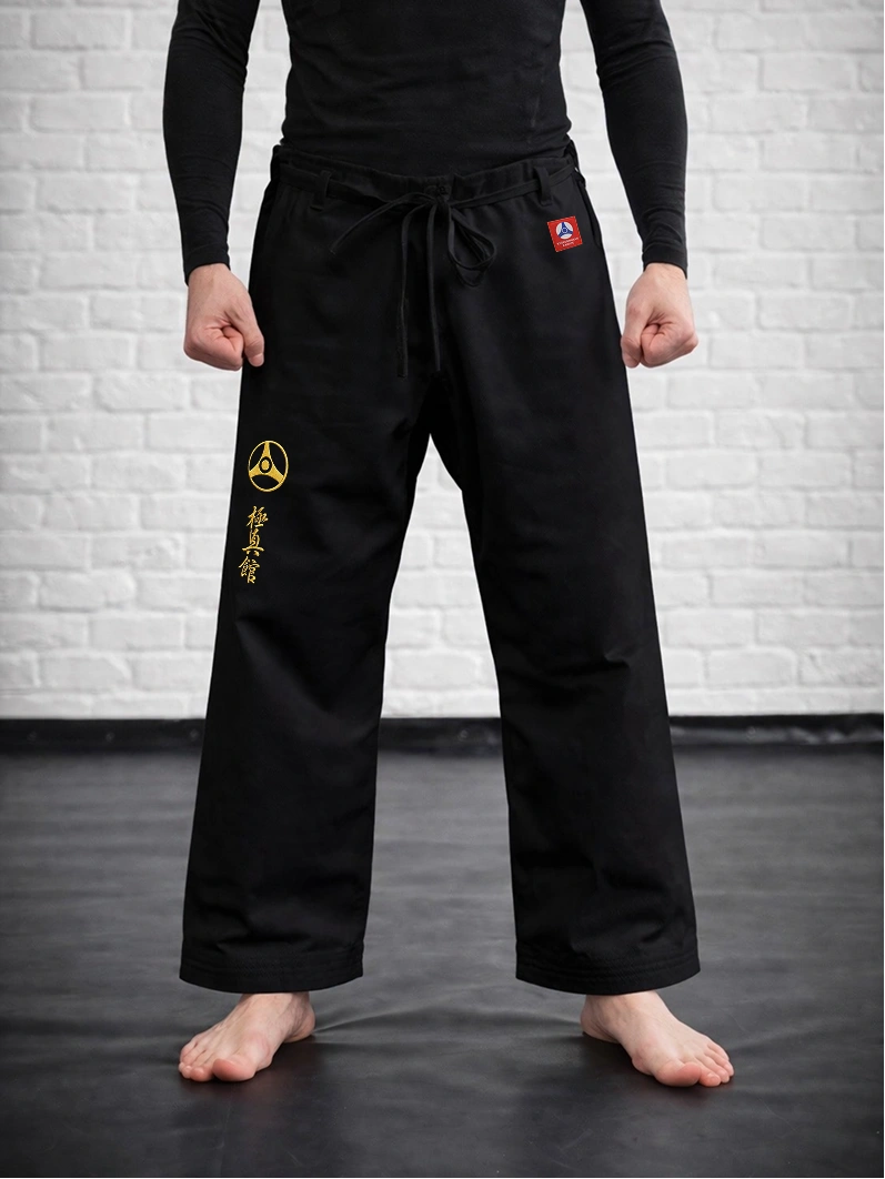 Черная тренировочная модель М3 Кёкусин-кан на бойце: прецизионная посадка выше лодыжки