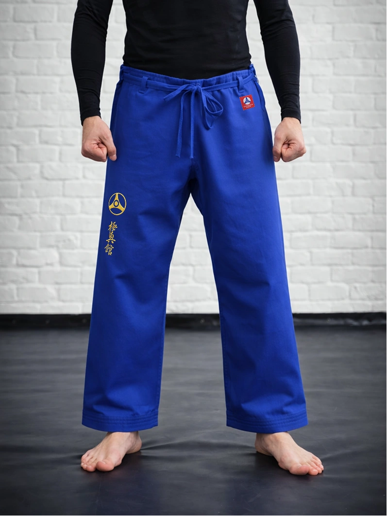 Синяя модель М3 КАН на завязках на спортсмене: узкий силуэт для интенсивных тренировок