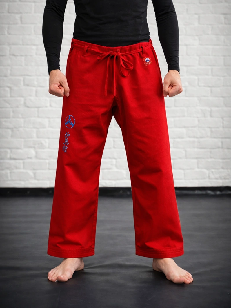 Красные штаны М3 КАН на завязках на модели: демонстрация кроя выше лодыжки и качества японской вышивки