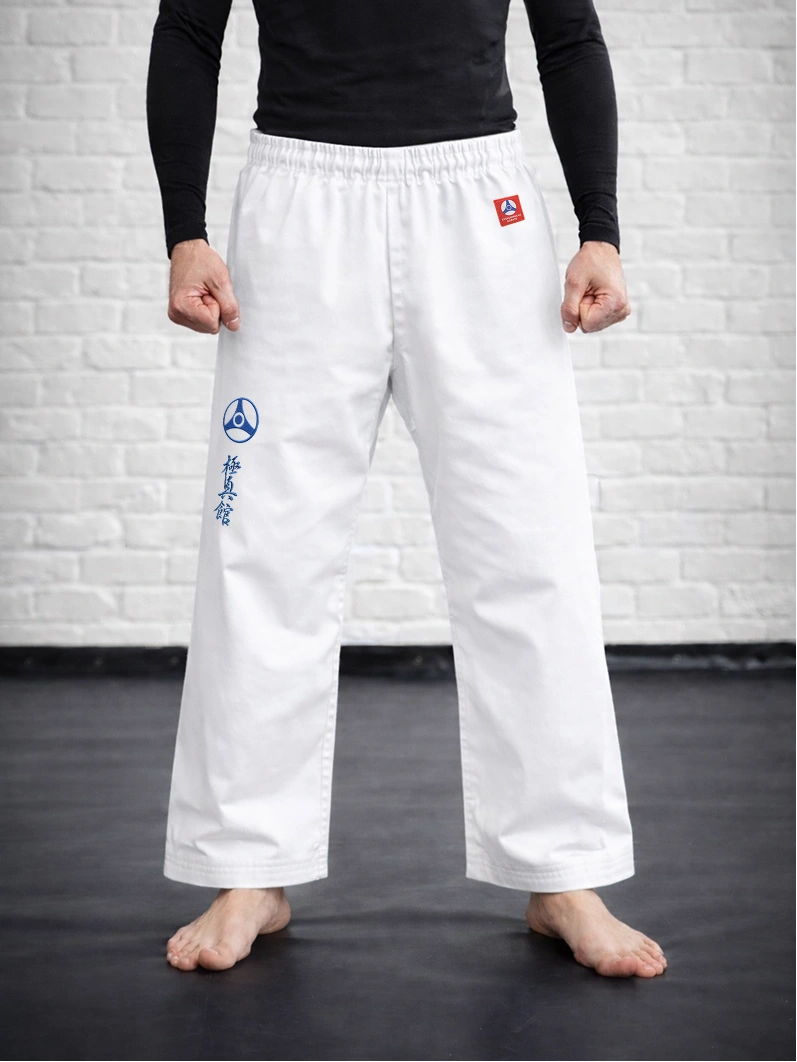 Белая модель М3 КАН на резинке на спортсмене: укороченный тренировочный крой и надежная фиксация