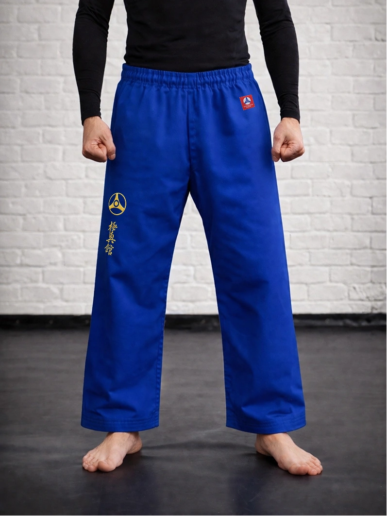 Синяя тренировочная модель М3 КАН на резинке на спортсмене: узкий крой выше лодыжки