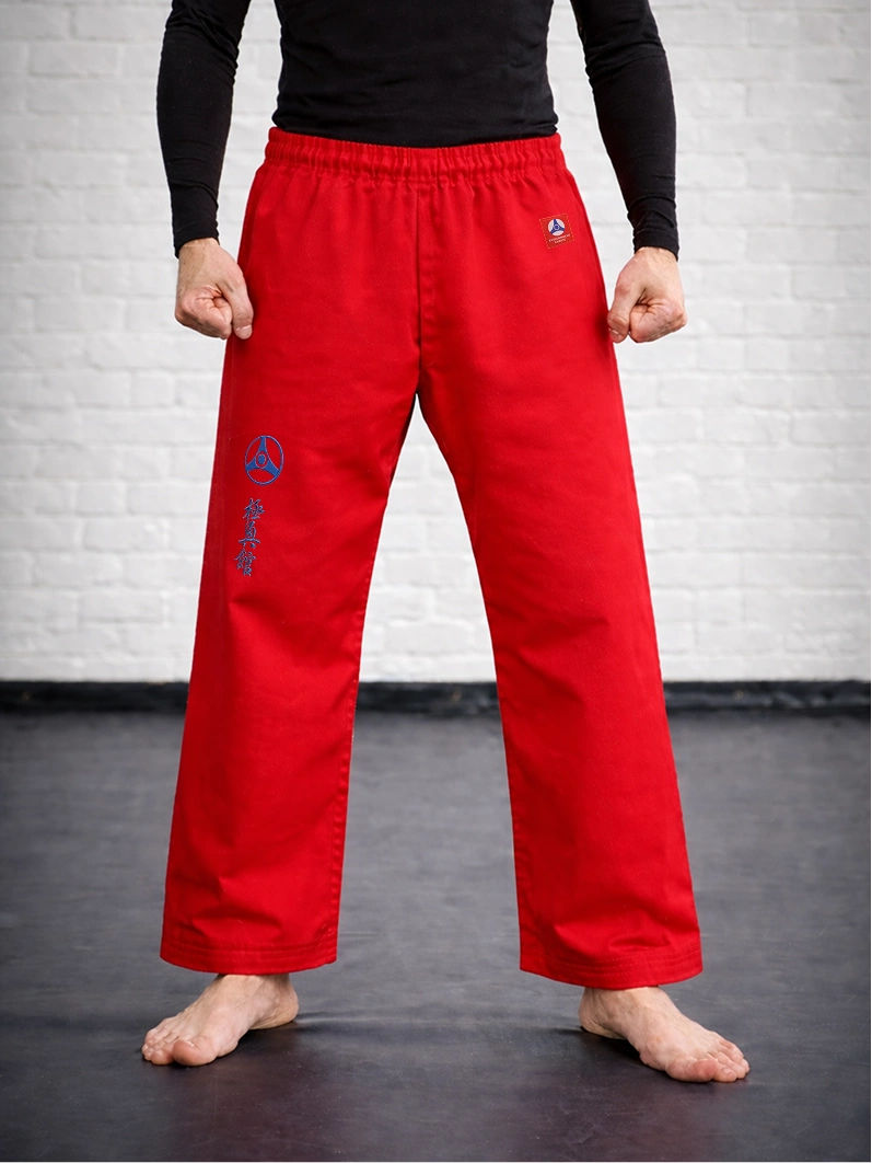 Красные штаны М3 КАН на резинке на модели: демонстрация фиксации пояса и длины штанин выше лодыжки