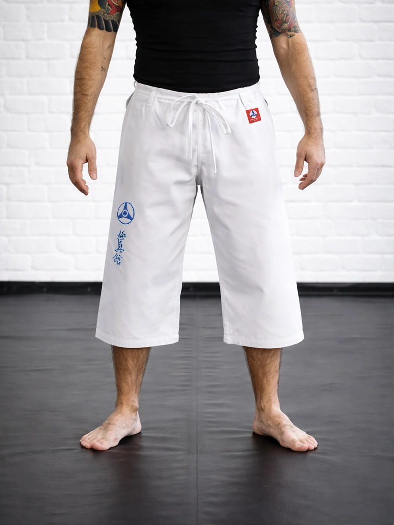 Модель М4 КАН (белая) на завязках на спортсмене: укороченный крой ниже колена для защиты от зацепов в кумитэ