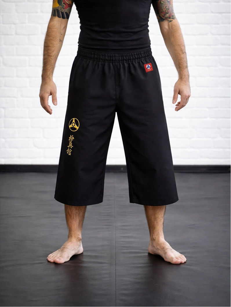 Черная тренировочная модель М4 Кёкусин-кан на бойце: прецизионная посадка ниже колена, ручной пошив в РФ