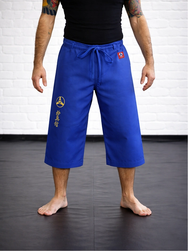 Синяя модель М4 КАН на завязках на спортсмене: укороченный силуэт бриджей для интенсивных тренировок