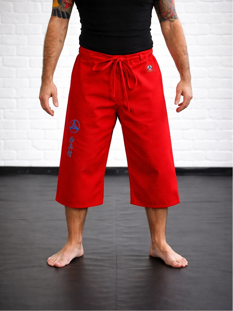 Красные бриджи М4 КАН на завязках на модели: демонстрация вышивки иероглифа и качества японского оборудования