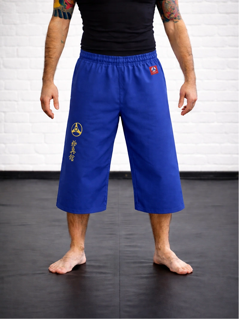 Синяя тренировочная модель М4 КАН на резинке на спортсмене: укороченный силуэт ниже колена для работы ногами