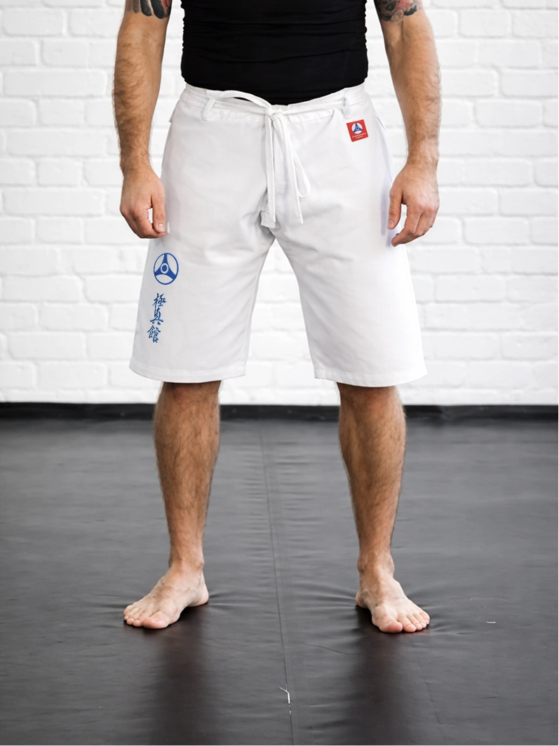 Спортсмен в белых шортах KAITOGI М5 с иероглифом КАН: укороченный крой для свободы движений и ОФП
