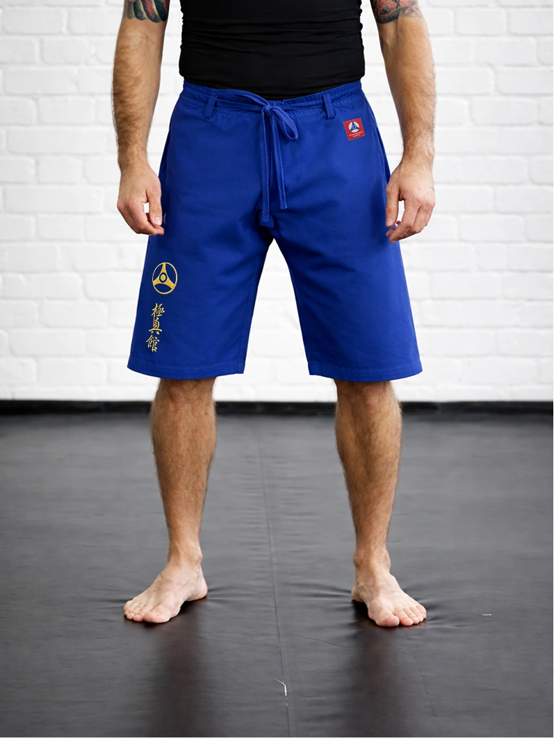 Синяя модель М5 КАН на спортсмене: укороченный силуэт шорт для интенсивного тренинга
