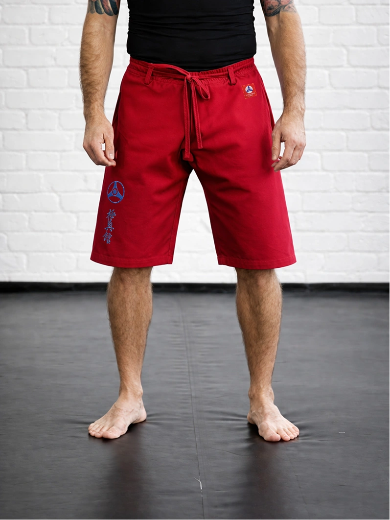 Красные шорты М5 с иероглифом КАН на модели: демонстрация кроя по колено и качества стежков