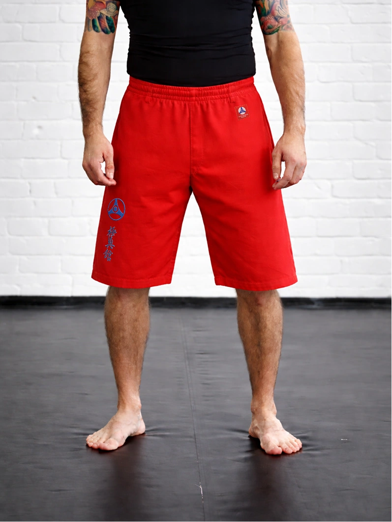 Красные шорты KAITOGI М5 КАН на резинке: вид на модели, посадка на талии и длина штанин