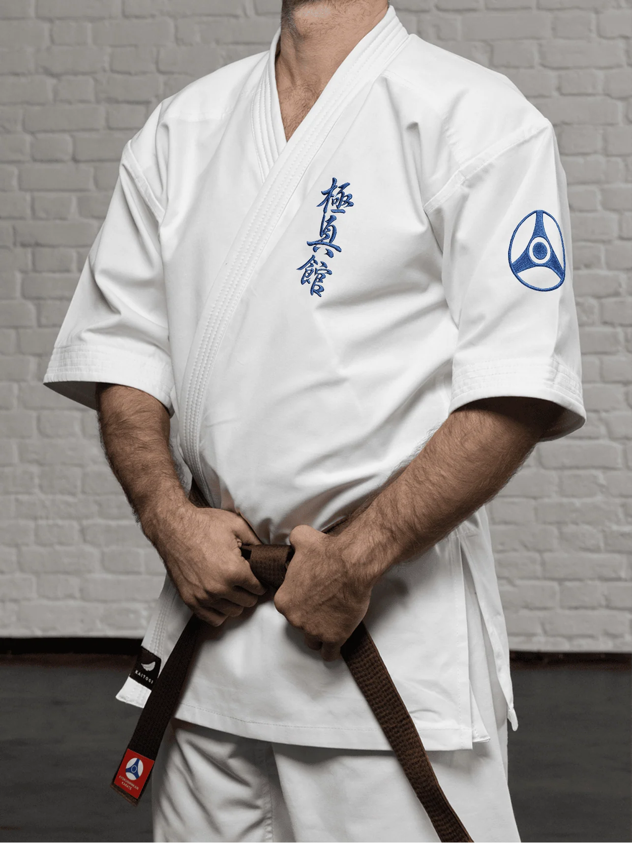 Куртка доги К4 Кёкусин-кан (белая) на модели: демонстрация укороченного подола и рукава ниже локтя