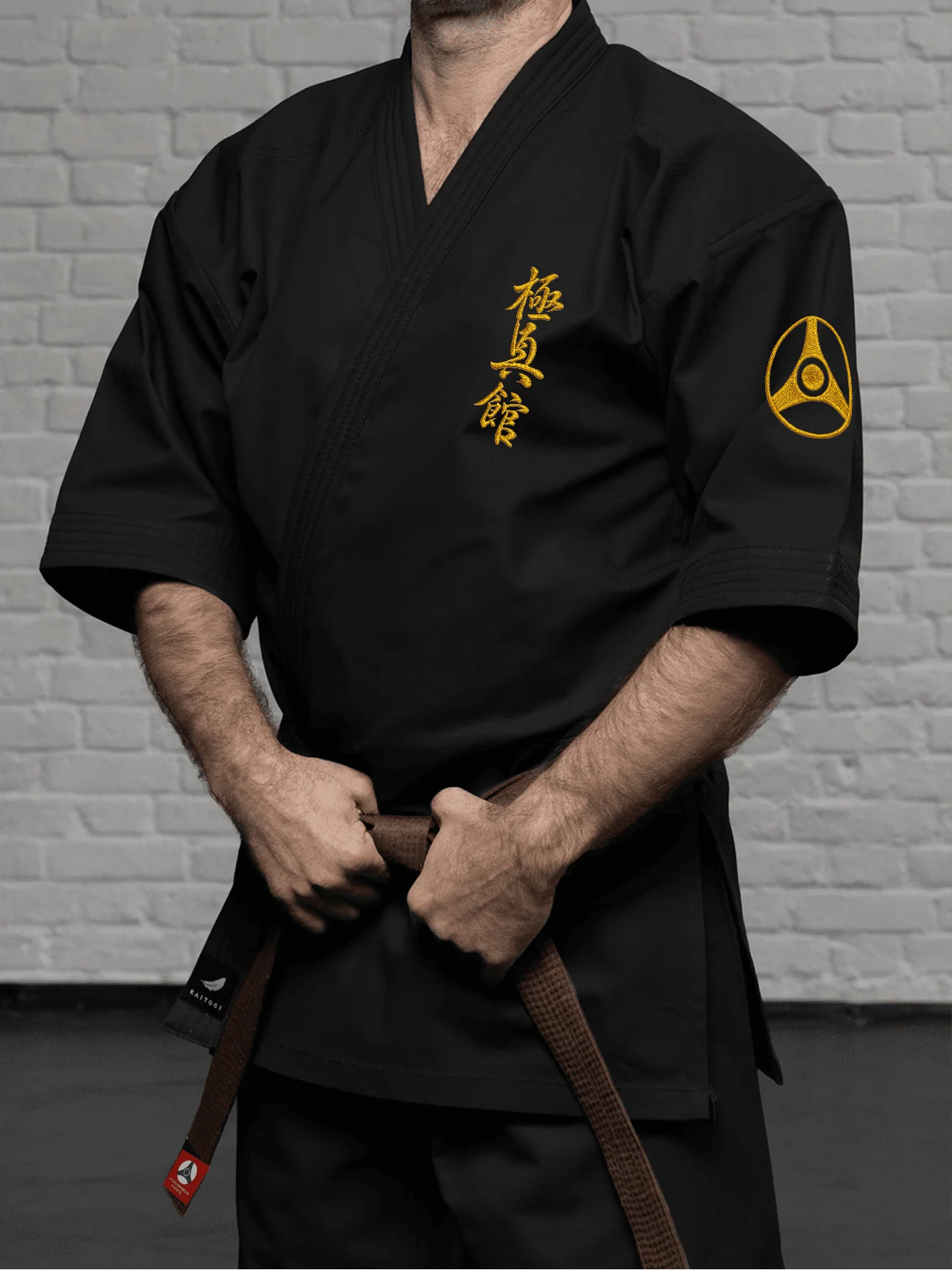 Черная куртка К4 с символикой КАН на спортсмене: статусная японская вышивка и армированные швы