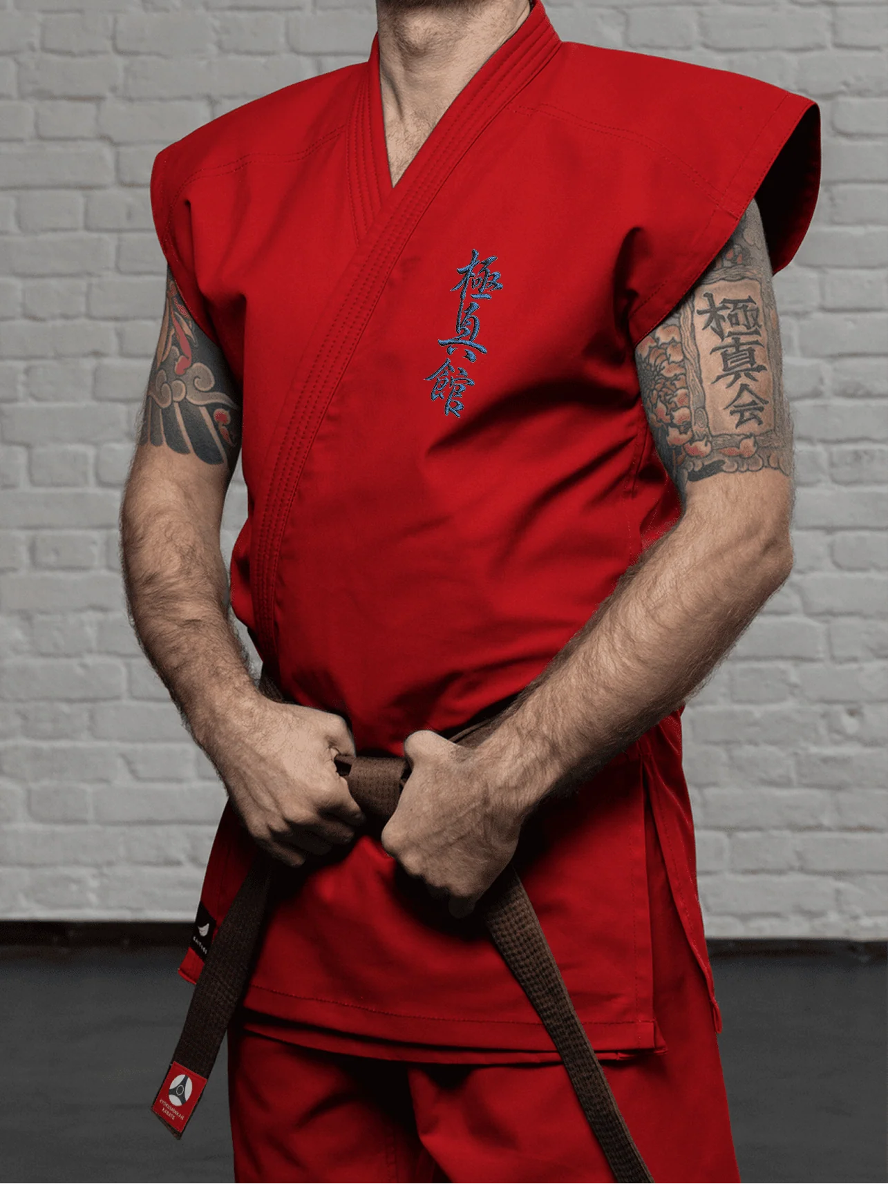 Красная куртка К6 Кёкусин-кан на бойце: детализация вышивки на плече и груди