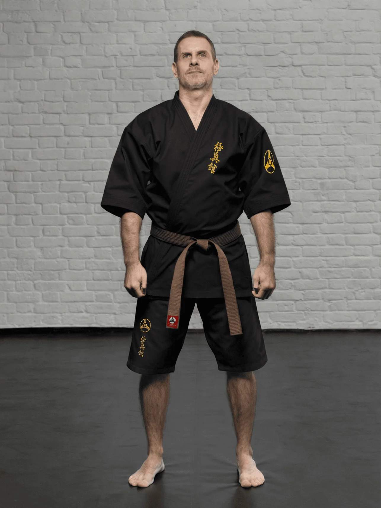 Черное кимоно К4–М5 КАН в полный рост на спортсмене: демонстрация посадки короткой куртки и тренировочных шорт