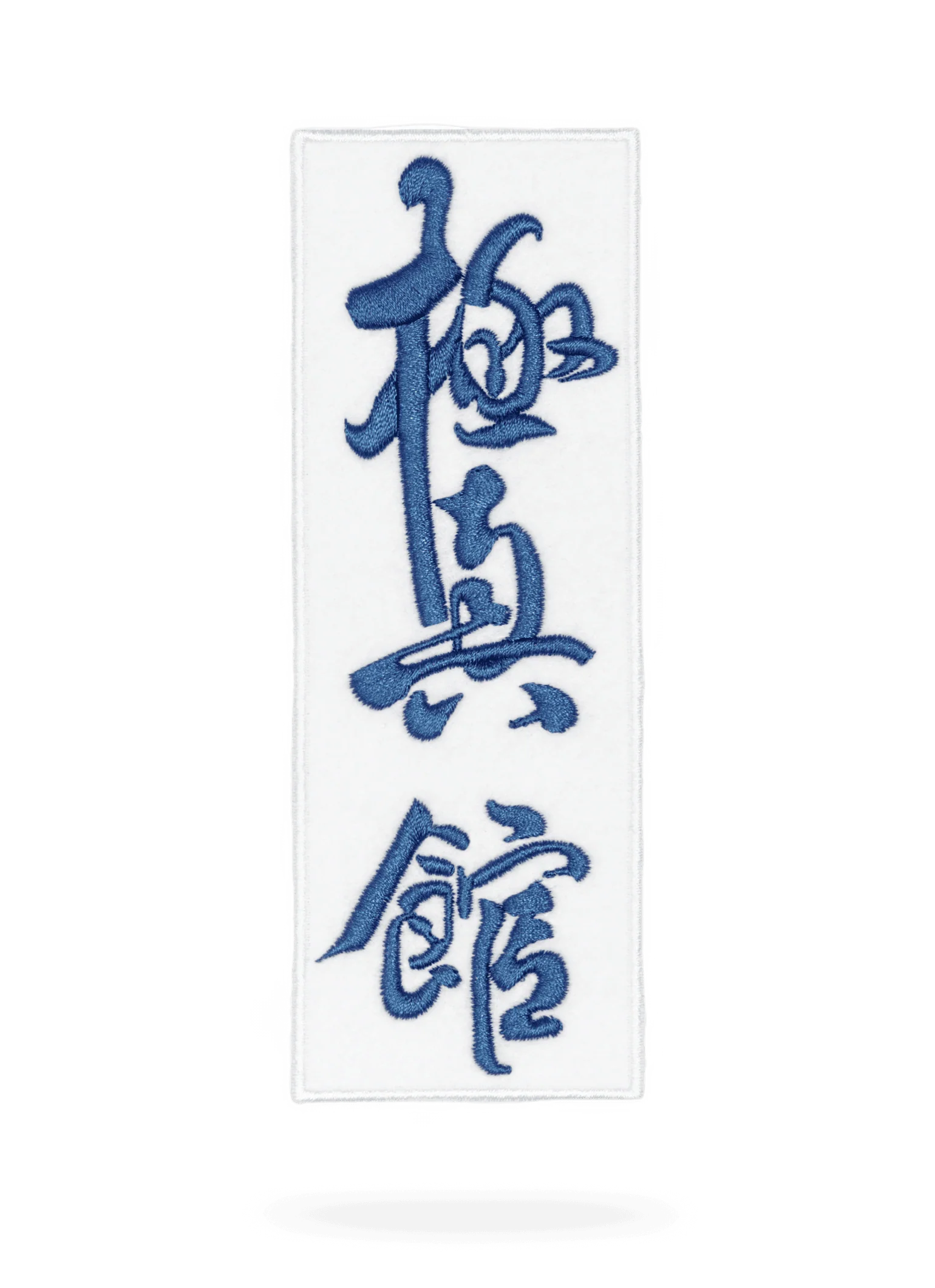 Белый шеврон KAITOGI Киокушин с синей вышивкой фронтальный вид