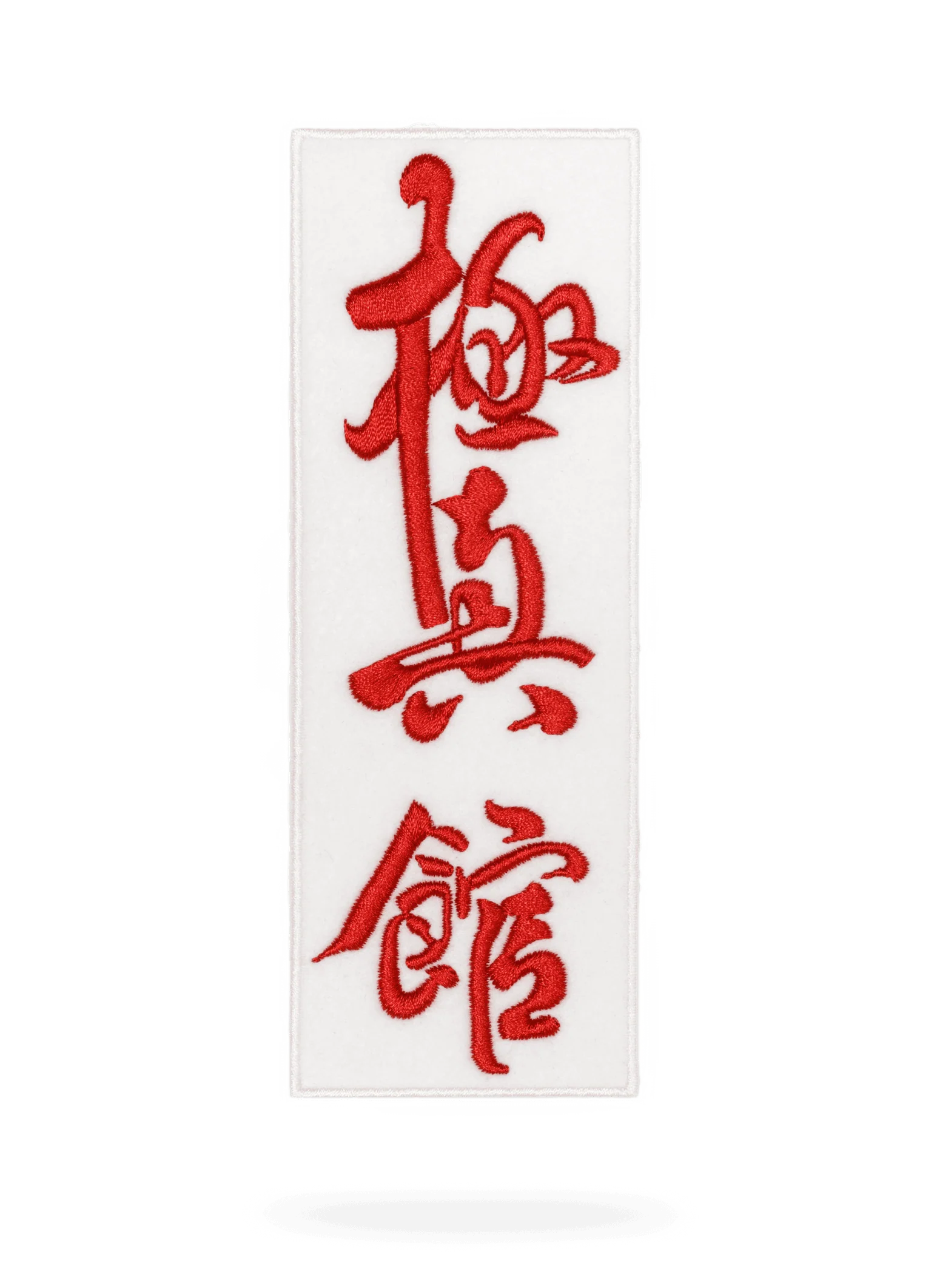 Белый шеврон KAITOGI Киокушин с красной вышивкой фронтальный вид